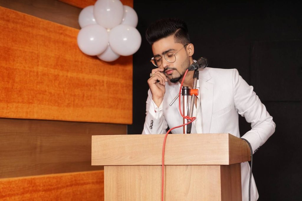 توسعه فردی و سخنوری و فن بیان از آموزش و تمرین تاارتباط موثر با استاد محمد حسین اموری نویسنده و مدرس دانشگاه